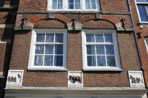 Animal plaques on the face of a building